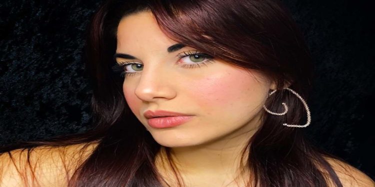 Una designer omaggia Sanremo disegnando l’orecchino ispirato alla scenografia dell’Ariston