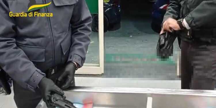 Finanziere libero dal servizio sventa una rapina a mano armata in un supermercato