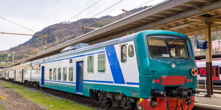 Sciopero generale 8 marzo, treni a rischio: orari, tutte le info