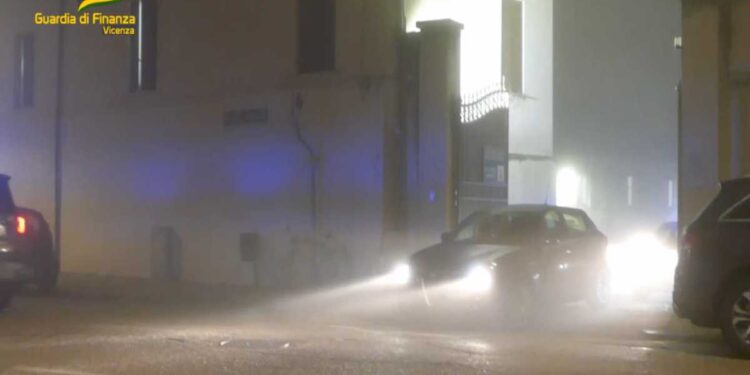 Sgominata associazione criminale dedita al riciclaggio internazionale tramite sportello bancario abusivo