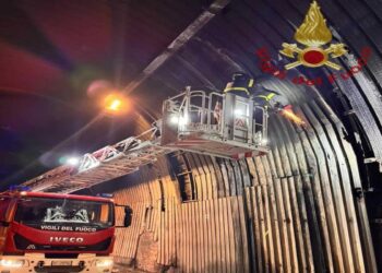 Solofra, Galleria Montepergola chiusa:  calcinacci su parabrezza di un’auto