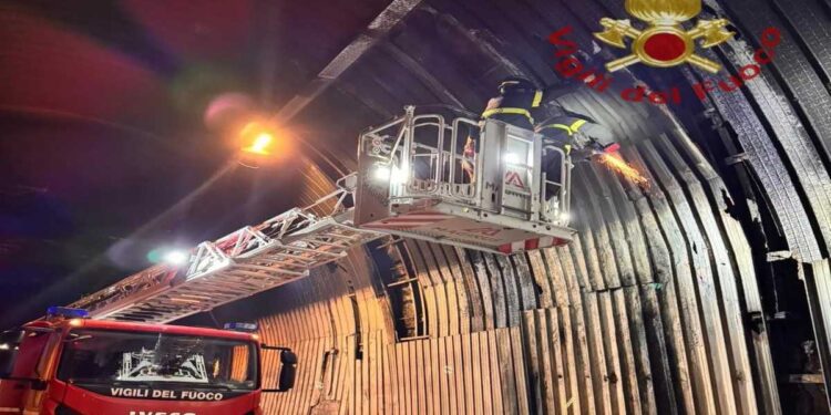 Solofra, Galleria Montepergola chiusa:  calcinacci su parabrezza di un’auto