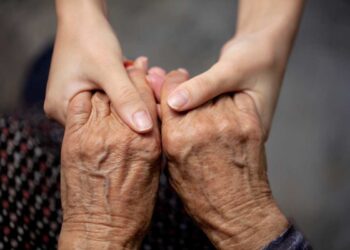 Nel mondo 4 anziani su 10 esclusi per l’età dalle cure migliori. Nasce la Carta di Firenze, primo manifesto mondiale contro l’ageismo sanitario