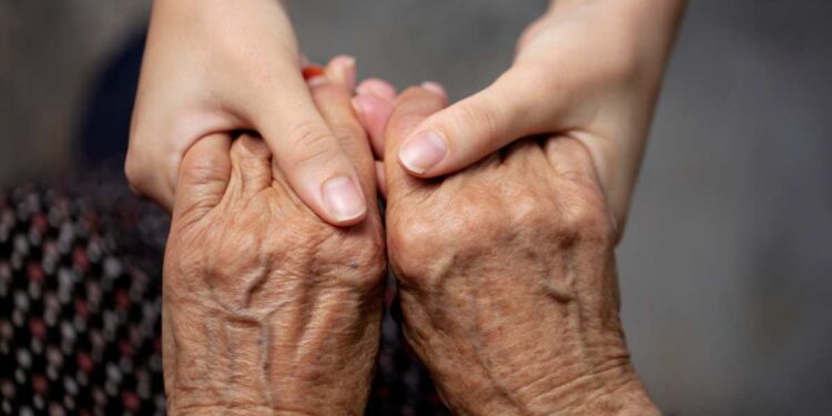 Nel mondo 4 anziani su 10 esclusi per l’età dalle cure migliori. Nasce la Carta di Firenze, primo manifesto mondiale contro l’ageismo sanitario