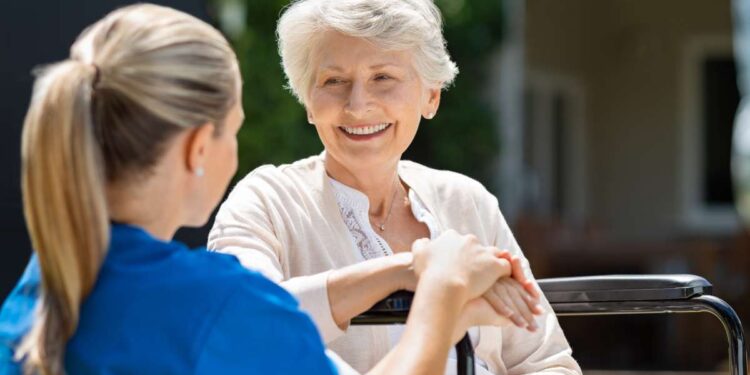 Assistenza agli anziani: le soluzioni e quello che c’è da sapere