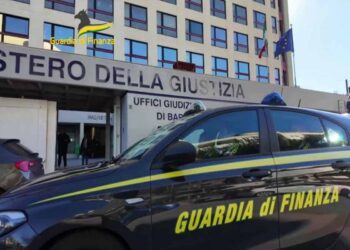 Bari – nell’ambito di indagini preliminari nei confronti dei vertici pro-tempore e di responsabili di filiali della Banca Popolare di Bari