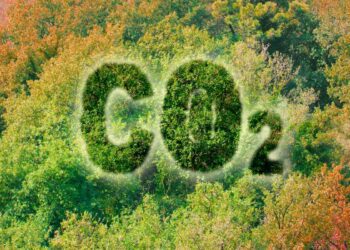 Nel 2023 l’Italia ha registrato una riduzione delle emissioni di CO₂ del 7,7%: in forte crescita la produzione da fonti rinnovabili