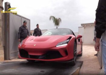 Lecce – Due denunce e sequestro di Ferrari e Audi