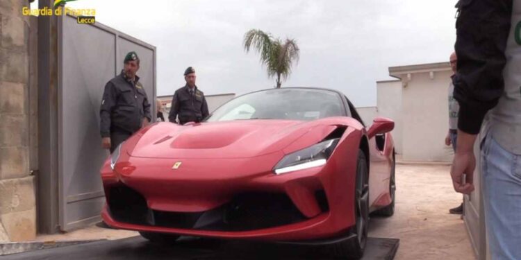 Lecce – Due denunce e sequestro di Ferrari e Audi