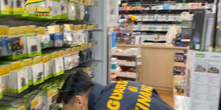 Sequestrati migliaia di articoli di elettronica e gioielli contraffatti venduti sottocosto