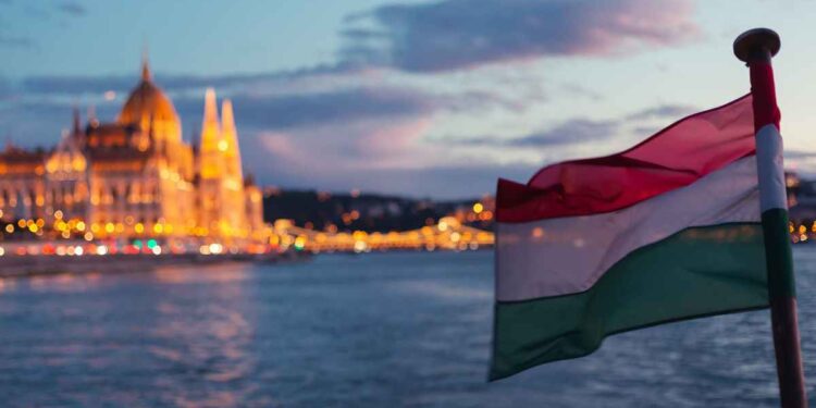 Ungheria, decine di migliaia in piazza contro il governo Orban