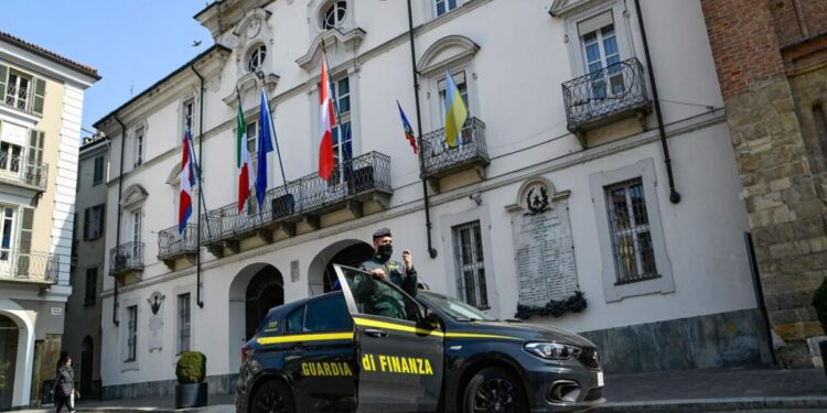 Asti – Scoperto un distributore abusivo, sequestrati 7 depositi clandestini e 15.000 di gasolio, 27 persone denunciate