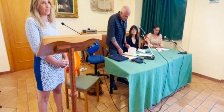 «DIARIO INTIMO DELLA MIA MANO SINISTRA»: LA NARRAZIONE DEL COVID DI FRANCESCA VALERIO È UN INNO ALLA FORZA DELLE MAMME