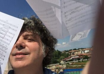 “La scala capovolta” è il disco del compositore Enrico Brion che mescola jazz, musica classica e improvvisazione