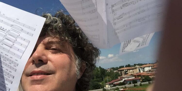 “La scala capovolta” è il disco del compositore Enrico Brion che mescola jazz, musica classica e improvvisazione