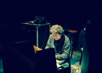 “La scala capovolta” è il disco del compositore Enrico Brion che mescola jazz, musica classica e improvvisazione