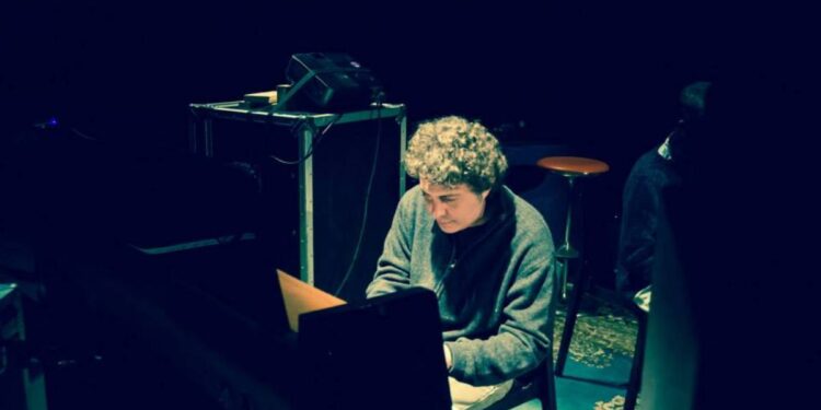 “La scala capovolta” è il disco del compositore Enrico Brion che mescola jazz, musica classica e improvvisazione