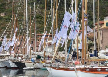 Una flotta di vele d’epoca per il 4° Capraia Sail Rally. Esordio del Concorso di Eleganza “Isola di Capraia” per auto storiche
