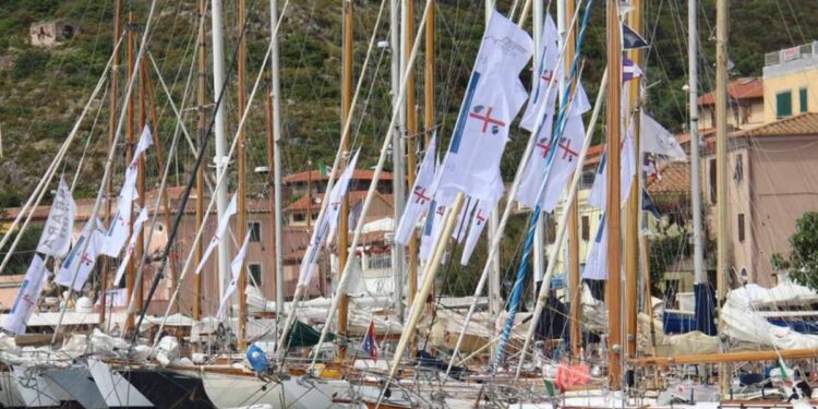 Una flotta di vele d’epoca per il 4° Capraia Sail Rally. Esordio del Concorso di Eleganza “Isola di Capraia” per auto storiche
