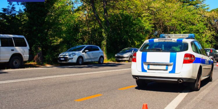Travolto e ucciso da bus nella notte a Milano