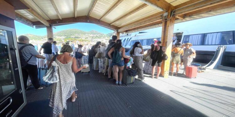 A CASAMICCIOLA PONTILE ANCORA SENZA PANCHINE, SAVIO: “METTETE FINE A QUESTA VERGOGNA”