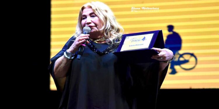 A lucia cassini conferito il premio “massimo troisi” alla carriera