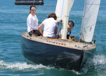 Barca d’epoca ed equipaggio femminile: partita la stagione velica di Rabicano del 1967, portacolori del Museo della Barca Lariana