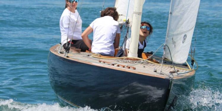 Barca d’epoca ed equipaggio femminile: partita la stagione velica di Rabicano del 1967, portacolori del Museo della Barca Lariana
