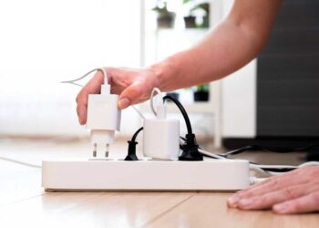 Bollette luce, mercato tutelato addio: cosa succede da domani 1 luglio