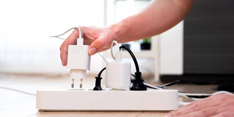 Bollette luce, mercato tutelato addio: cosa succede da domani 1 luglio