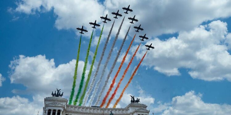 Festa della Repubblica, Mattarella ha reso omaggio all’Altare della Patria: ora la parata