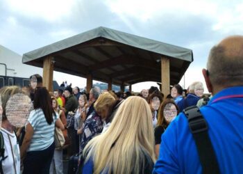 VERGOGNOSO A CASAMICCIOLA TERME, CENTINAIA DI PERSONE COSTRETTE AD ATTENDERE L’IMBARCO ALL’IMPIEDI