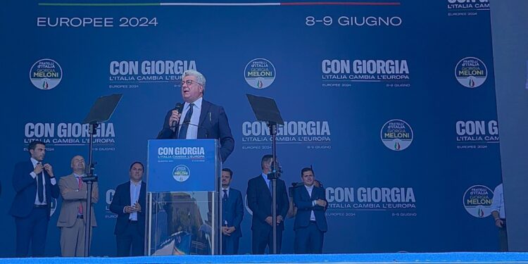 Iandoli dal palco di Piazza del Popolo, al fianco di Giorgia Meloni, rilancia i temi forti della Destra in vista del voto: «Vogliamo il cambiamento vero per Avellino, nel nome di Fratelli d’Italia».