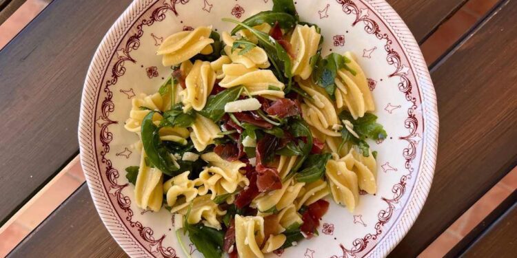 Fusilloni farmo gluten free con bresaola, rucola e grana: tricolore gourmand e wellness!