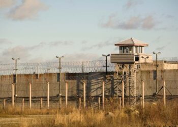 Abbandonò madre invalida per andare in vacanza, figlia finisce in carcere: “Progettava fuga”