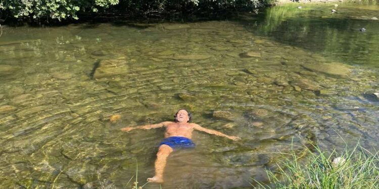 L’ULTIMA IMPRESSIONANTE SFIDA DI GIANNI SASSO: STA FACENDO IL CAMMINO DI SANTIAGO SU DI UNA GAMBA