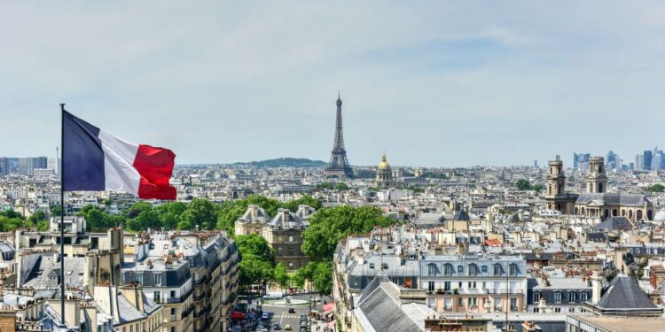 Migliaia di persone sono scese nelle piazze di Parigi per festeggiare i risultati