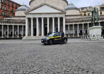 Napoli – Sequestro di denaro contante per circa 4 milioni di euro e numerosi preziosi e orologi di lusso