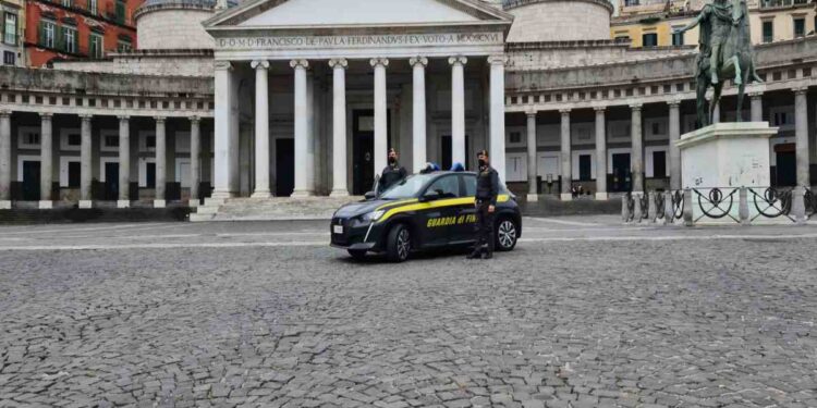 Napoli – Sequestro di denaro contante per circa 4 milioni di euro e numerosi preziosi e orologi di lusso