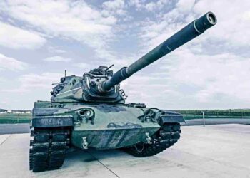 Blindato colpito dai russi a Kursk, fonti militari: “Non è in dotazione a forze armate italiane”