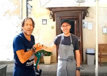 Fatica, borsiti e resilienza: gianni sasso commuove tutti lungo il cammino di santiago de compostela
