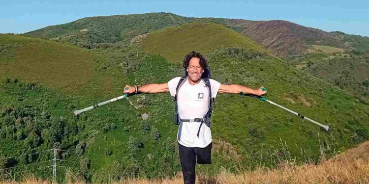 CAMMINO DI SANTIAGO, L’INCITAMENTO DI SIMONE PERROTTA PER GIANNI SASSO: “CONTINUI A STUPIRMI”