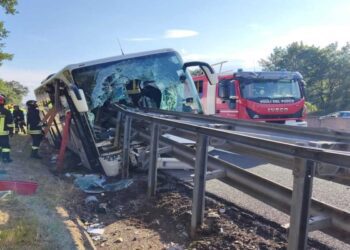 Incidente su A1, pullman contro guard-rail: un morto e 15 feriti