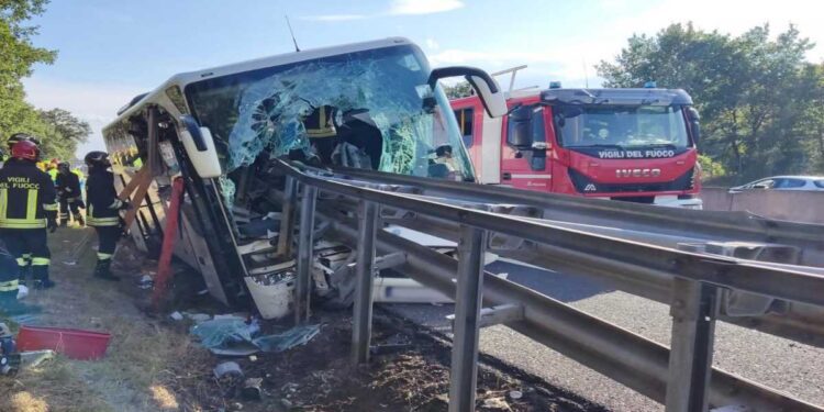 Incidente su A1, pullman contro guard-rail: un morto e 15 feriti
