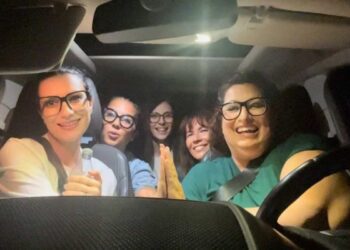 VIDEO | Laura Pausini canta in macchina con le amiche di sempre. E hanno anche un account Instagram