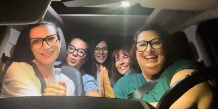 VIDEO | Laura Pausini canta in macchina con le amiche di sempre. E hanno anche un account Instagram