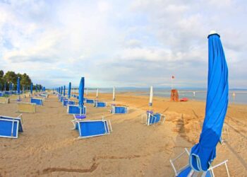 Ombrelloni chiusi in spiaggia: oggi lo sciopero dei balneari ma la categoria è spaccata