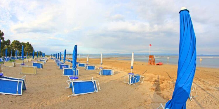 Ombrelloni chiusi in spiaggia: oggi lo sciopero dei balneari ma la categoria è spaccata