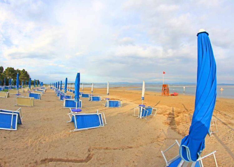 Ombrelloni chiusi in spiaggia: oggi lo sciopero dei balneari ma la categoria è spaccata