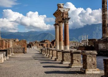 Pompei, turista inglese incide iniziali e data sulle pareti della Casa delle Vestali. Denunciato